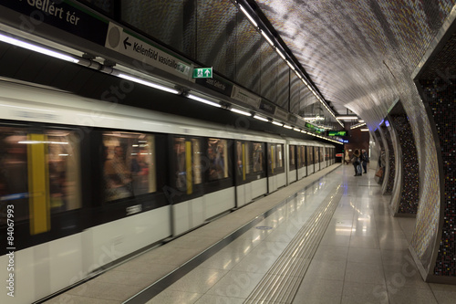 Obraz na płótnie ludzie miejski transport nowoczesny peron