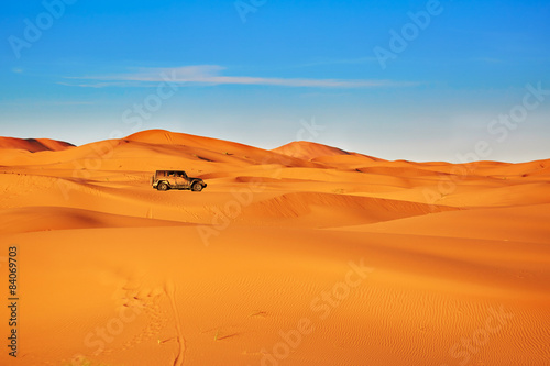 Fotoroleta Jeep in sand dunes