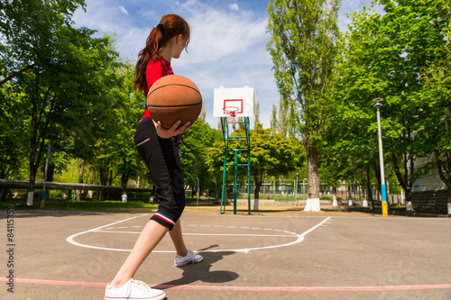 Fototapeta dziewczynka piłka drzewa sport ćwiczenie