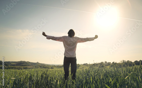 Fotoroleta wzgórze słońce mężczyzna trawa