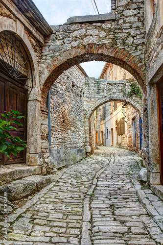 Naklejka Średniowieczna uliczka z arkadami