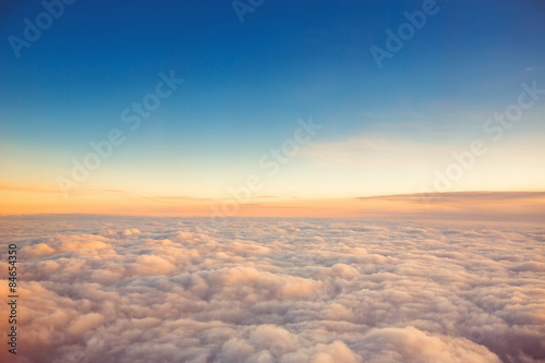 Plakat Widok ponad chmurami przy zachodzie słońca