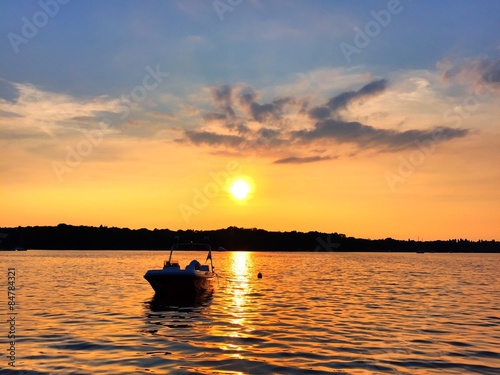 Plakat woda łódź słońce brzeg widzieć