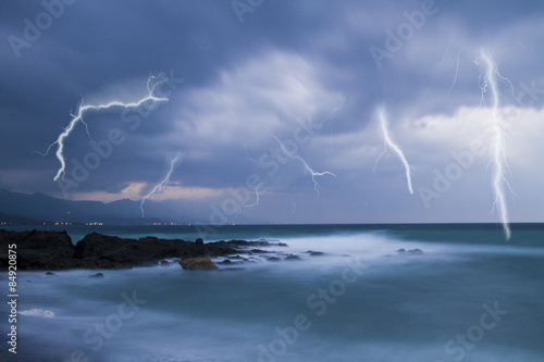 Fotoroleta sztorm wybrzeże woda