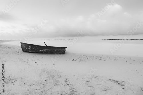 Naklejka łódź plaża morze czarno-biały