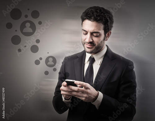 Fototapeta mężczyzna biznesmen mobilny app biały
