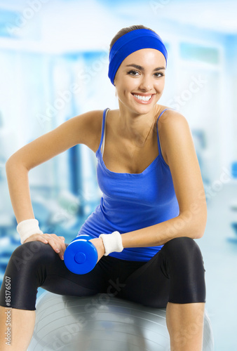 Fotoroleta kobieta siłownia sport ćwiczenie dziewczynka