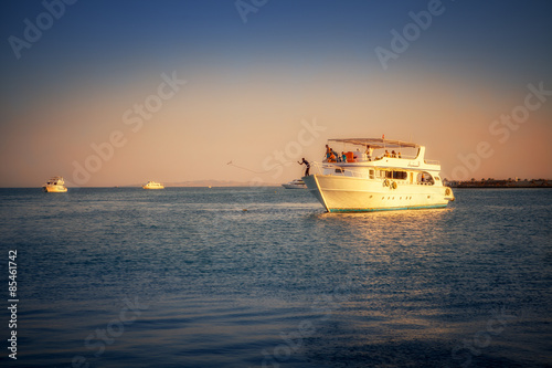 Naklejka jacht łódź statek morze czerwone słońce