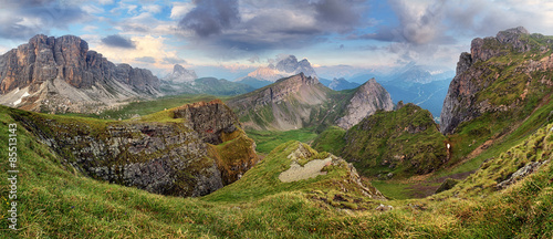 Plakat panorama góra wzgórze narodowy lato
