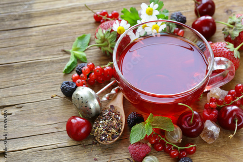 Fototapeta berry tea with fresh currants, raspberries and strawberries