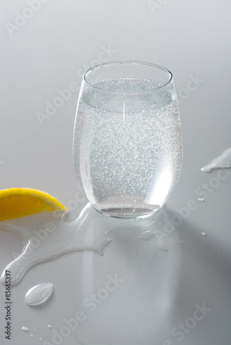 Plakat woda napój cytryna tło