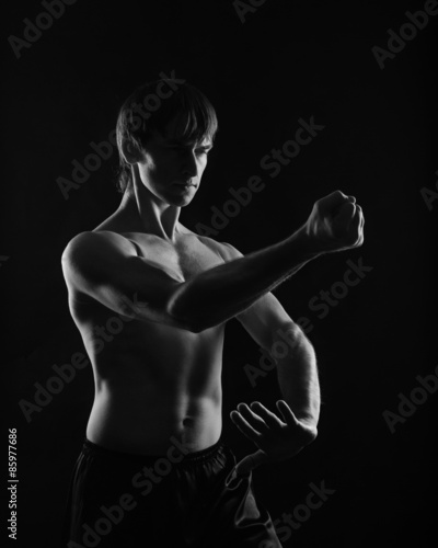 Plakat mężczyzna kick-boxing sztuka