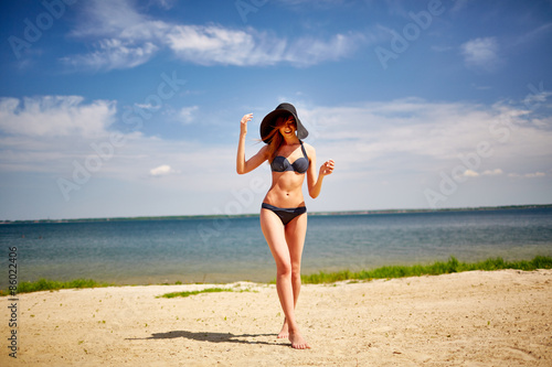 Obraz na płótnie kobieta niebo portret plaża lato