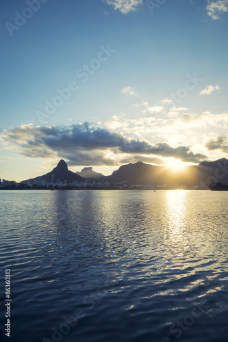 Fotoroleta niebo góra woda słońce