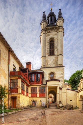 Plakat kościół wejście miasto stary dzwonnica