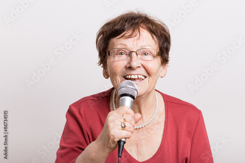 Fotoroleta mężczyzna muzyka karaoke śpiew stary