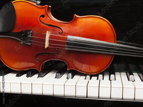 Plakat skrzypce muzyka fortepian viola występ