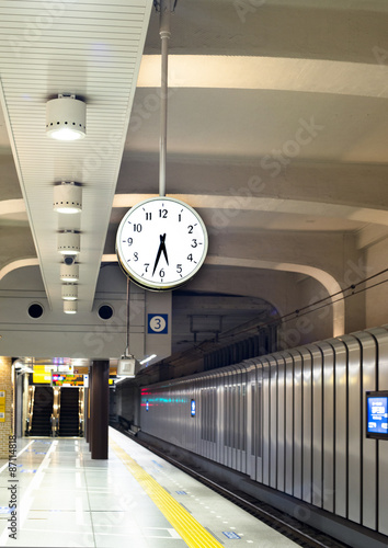 Fotoroleta stacja terminal zegar podziemny biały