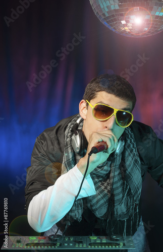 Obraz na płótnie karaoke dyskoteka mikrofon mężczyzna