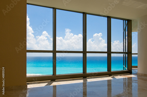 Plakat Widok tropikalnej plaży z okien hotelowych