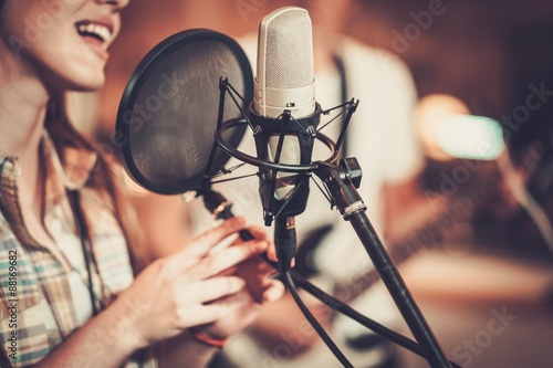 Plakat mikrofon kompozycja ludzie śpiew kobieta