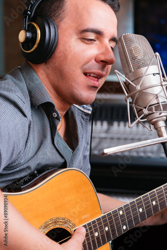 Plakat mężczyzna mikrofon śpiew dźwięk talent