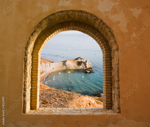 Fototapeta Arkada okienna z widokiem na zatokę