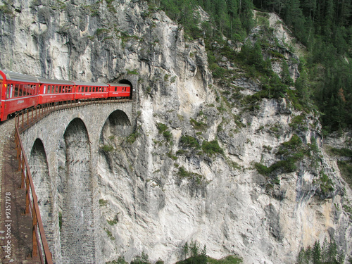 Plakat szwajcaria wiadukt góra tunel