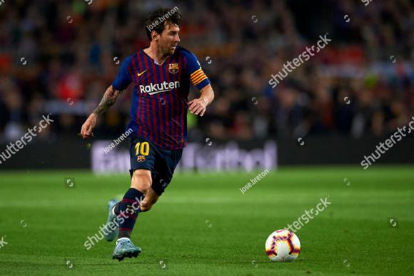 Plakat Messi szykuje podanie