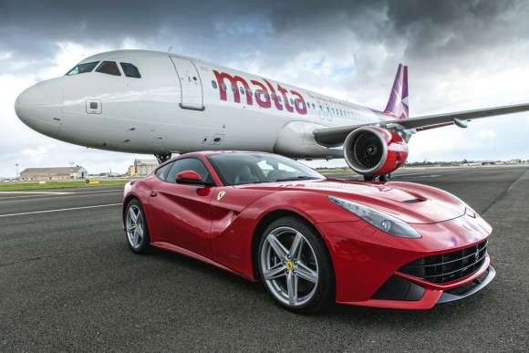 Plakat Ferrari na tle samolotu
