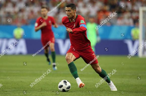 Fototapeta Cristiano Ronaldo biegnie z piłką