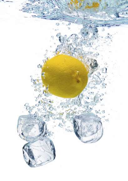 Fototapeta Cytryna w wodzie z kostkami lodu