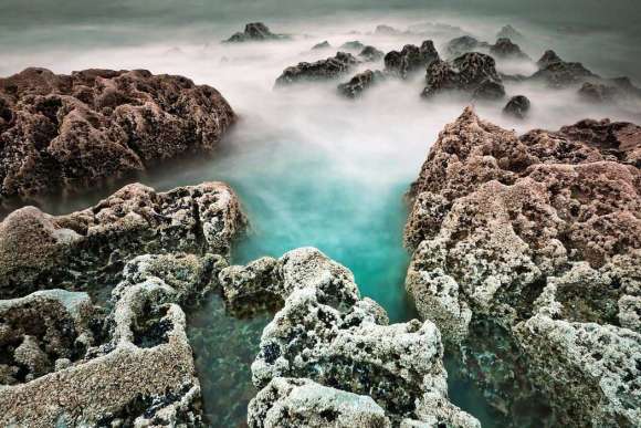 Fototapeta morskie skały wśród mgły