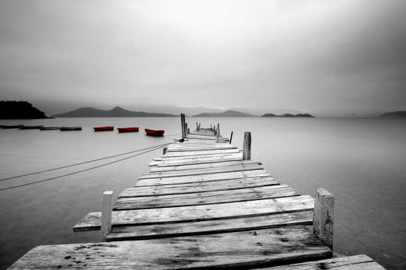 Fototapeta Czerwone łódki na jeziorze - One Color