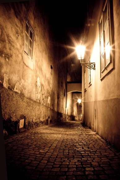 Fototapeta Oświetlona uliczka nocą